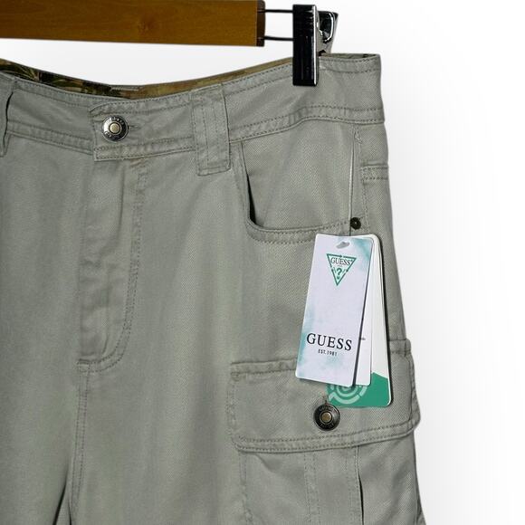 New GUESS Iris Cargo Cuffed Shorts Utility Light Green Baggy Beach Pool Cruise - Picture 6 of 11